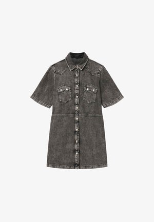 Kortærmet sort denimkjole med knapper foran, to brystlommer med knaplukning og en krave.