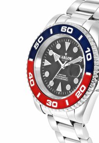 Silberne Metalluhr mit schwarzem Zifferblatt, rotem und blauem Lünette sowie leuchtenden Markierungen. Verfügt über ein Armband aus Edelstahl und Quarzwerk.