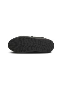 Czarna podeszwa sneakersów z teksturowaną gumową powierzchnią, z bieżnikiem i okrągłym logo na środku.
