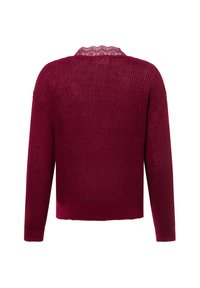 Burgunderfarbener Strickpullover mit langen Ärmeln und einem gewellten Spitzenkragen. Die Textur ist gerippt und hat eine lockere, verkürzte Form.