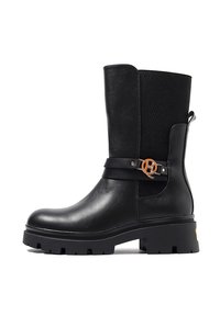 Stivaletto in pelle nera con suola spessa, cinturino laterale con un dettaglio circolare metallico e una texture liscia.