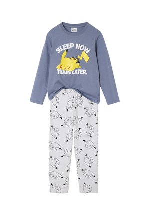 Kinderlangarmshirt in Blau mit schlafendem Pikachu und dem Text "JETZT SCHLAFEN, SPÄTER TRAINIEREN", kombiniert mit hellgrauen Hosen, die mehrere Pikachu-Gesichter zeigen.