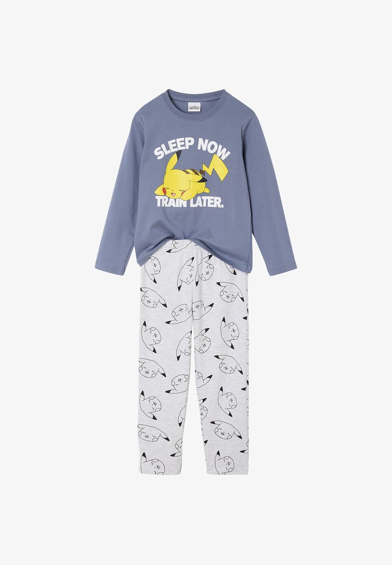 Kinderlangarmshirt in Blau mit schlafendem Pikachu und dem Text "JETZT SCHLAFEN, SPÄTER TRAINIEREN", kombiniert mit hellgrauen Hosen, die mehrere Pikachu-Gesichter zeigen.