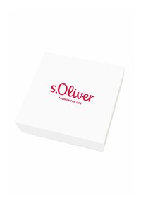 Weißes rechteckiges Verpackungsmaterial mit einer glatten Oberfläche, das den roten Text "s.Oliver" und "FASHION FOR LIFE" in einer verspielten Schriftart zeigt.