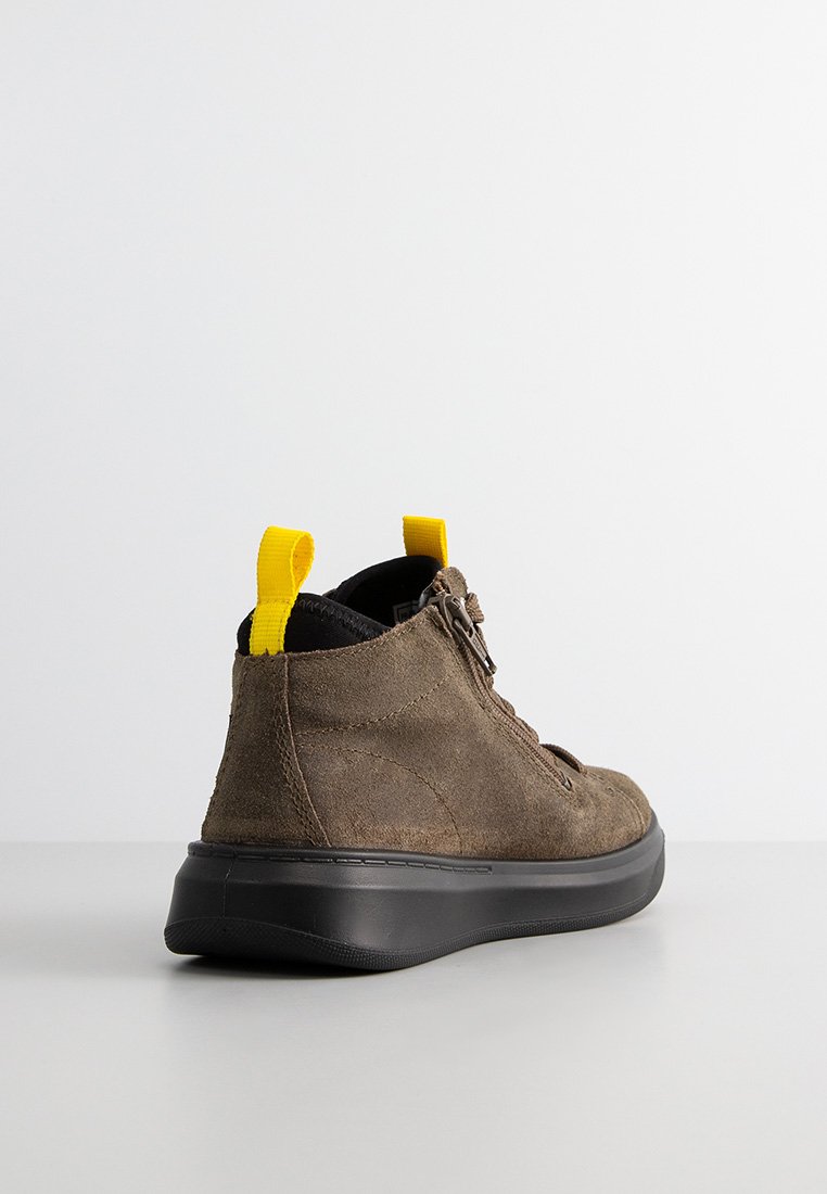 Braune Wildleder-Hochtop-Sneaker mit schwarzer Sohle und gelben Ziehschlaufen, von der Rückseite rechts auf einer weißen Fläche betrachtet.