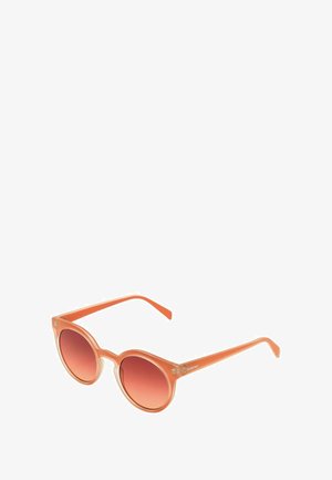 Ronde zonnebril met een doorzichtige oranje frame en gradient rode lenzen; voorzien van slanke armen en subtiele branding aan de zijkant.