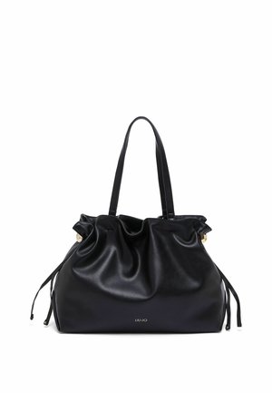 Sac cabas en cuir souple noir avec côtés à cordon de serrage et deux bretelles, avec un logo discret de la marque en bas au centre.