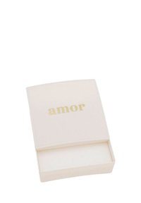 Vit rektangulär låda med en slät yta, som har ordet "amor" i guldtryck på framsidan. Inuti är den tom och klädd i krämfärgat.