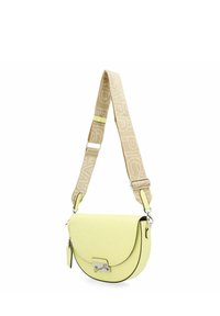 Borsa a tracolla gialla in pelle con forma arrotondata, hardware argentato e una tracolla beige con motivo logo. Texture liscia, design elegante.