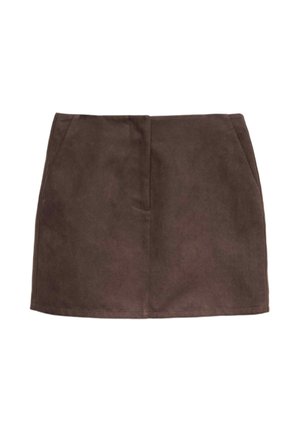 Mini falda de suede marrón con corte recto, dos bolsillos frontales y detalles de costura sutiles. Textura suave con un acabado liso.