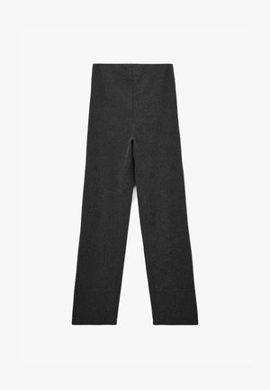 Dunkelgraue, weite Hosen mit strukturiertem Stoff und hoher Taille, die eine flache Front aufweisen und keine sichtbaren Verschlüsse oder Taschen haben.