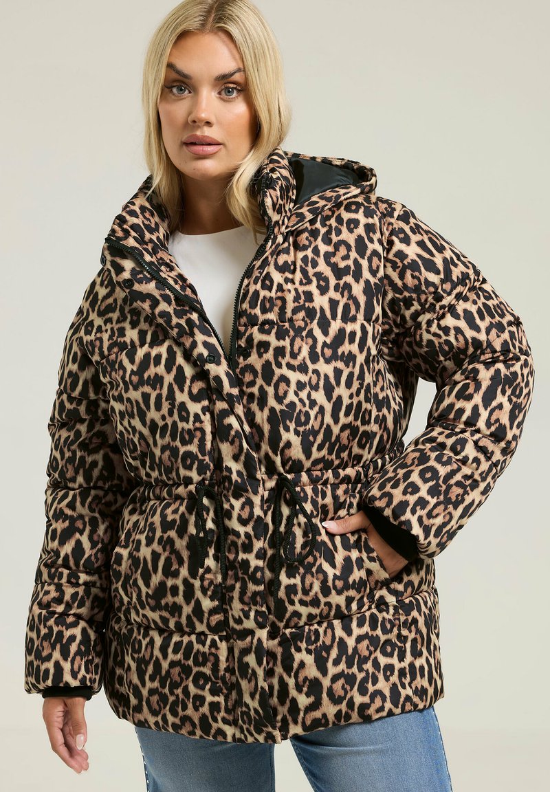 Veste en duvet à imprimé léopard avec une taille cintrée, des accents noirs et une capuche, dotée d'une fermeture éclair et de poches latérales. Texture douce et rembourrée.