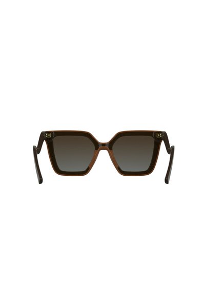 Lunettes de soleil géométriques marron et noires avec des verres à dégradé foncé, dotées de montures épaisses, d'angles inclinés et d'accents subtils en métal.