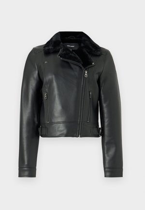 Chaqueta de motociclista de piel negra con cuello de piel sintética, cremallera asimétrica y dos bolsillos delanteros con cremallera. Diseño corto con mangas ajustadas.