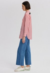 Touché Privé BACK TIE DETAILED  - Blúzka so zapínaním na gombíky - red