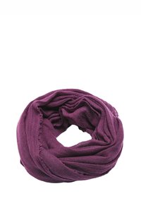 Fioletowy szal typu infinity wykonany z miękkiego, lekkiego materiału o delikatnie fakturowanej powierzchni i postrzępionych krawędziach, zaprojektowany do wszechstronnego noszenia.