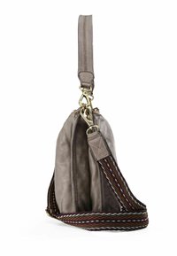 Borsa a tracolla in pelle grigia con una tracolla intrecciata con accenti marroni, bianchi e rossi. Forma distintiva morbida e dettagli in metallo.