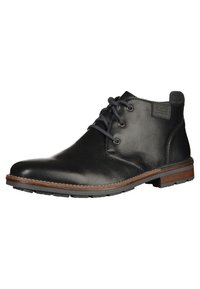 Bottine noire en cuir avec bout rond, lacets à l'avant, semelle cousue marron et talon bas sur fond blanc.