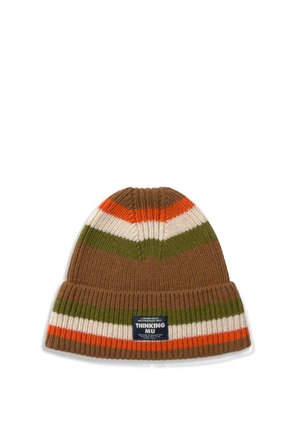 Gorro de punto marrón con rayas en naranja, blanco y verde y una etiqueta negra que dice "THINKING MU" en el puño doblado.