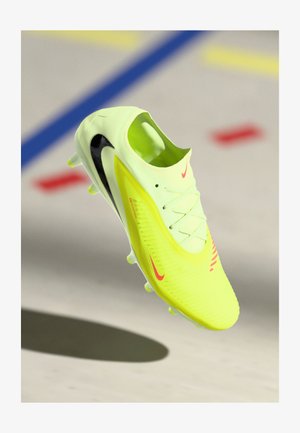 Helles gelbes Fußballschuh mit strukturiertem Obermaterial, schwarzen und rosa Akzenten sowie strategisch platzierten Stollen für Grip. Leichtes Design.