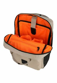 Zaino beige con dettagli neri, aperto per rivelare un interno arancione. Presenta numerosi scomparti e una tasca con zip per l'organizzazione.