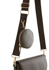 Borsa a tracolla in pelle grigio scuro, dotata di una pochette rotonda rimovibile. Hardware color oro e tracolla regolabile con una texture piatta.