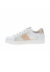 Hvid lavtop sneaker med beige stribe og perforerede sider, hvide snørebånd og metallisk beige hælflig på hvid sål.