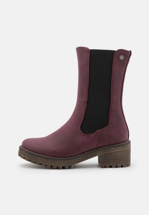 Botte en cuir violet mi-hauteur avec panneau latéral élastique noir, bout rond, talon épais et semelle marron texturée.
