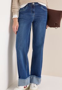 Dunkelblaue Jeans mit weitem Bein und umgeschlagenen Säumen, mit einer glatten Denim-Textur, vorderen Taschen und einem Knopfverschluss an der Taille.