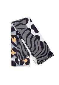 Sciarpa a righe zebrate nelle tonalità di grigio, nero e beige; tessuto leggero con orli frangiati. Forma rettangolare con disegni audaci.
