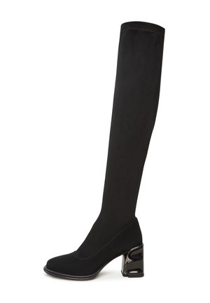 Cizma din suede negru, peste genunchi, cu vârf rotunjit și toc sculptat, lucios, de culoare neagră. Textură netedă, fără modele vizibile.