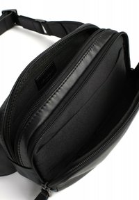 Zwarte leren slingbag met een gladde textuur, voorzien van meerdere met ritssluitingen afsluitbare compartimenten en een verstelbare schouderband. De binnenkant is gevoerd met stof.