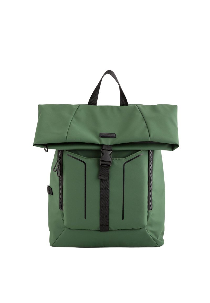 Grön ryggsäck i slitstark tyg, med rulltoppsdesign, två främre fickor med dragkedja och svarta detaljer på remmar och sömmar.