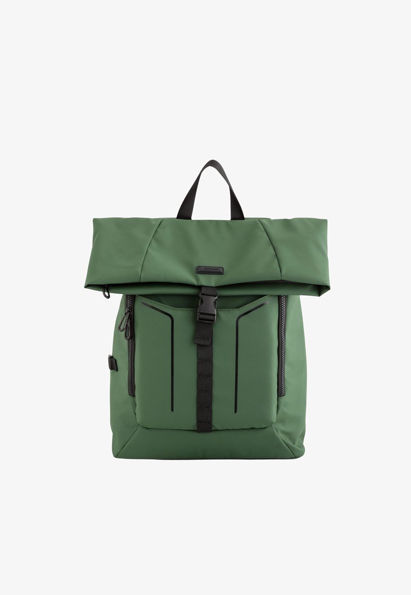 Grön ryggsäck i slitstark tyg, med rulltoppsdesign, två främre fickor med dragkedja och svarta detaljer på remmar och sömmar.