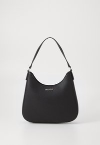 Černá kožená taška přes rameno s zakřiveným vrškem, krátkým popruhem a stříbrným logem "HUGO" umístěným uprostřed na přední straně.