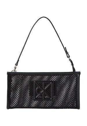 Černá obdélníková síťovaná kabelka s odnímatelným tenkým páskem a středově umístěnou geometrickou logovou nášivkou na přední straně.