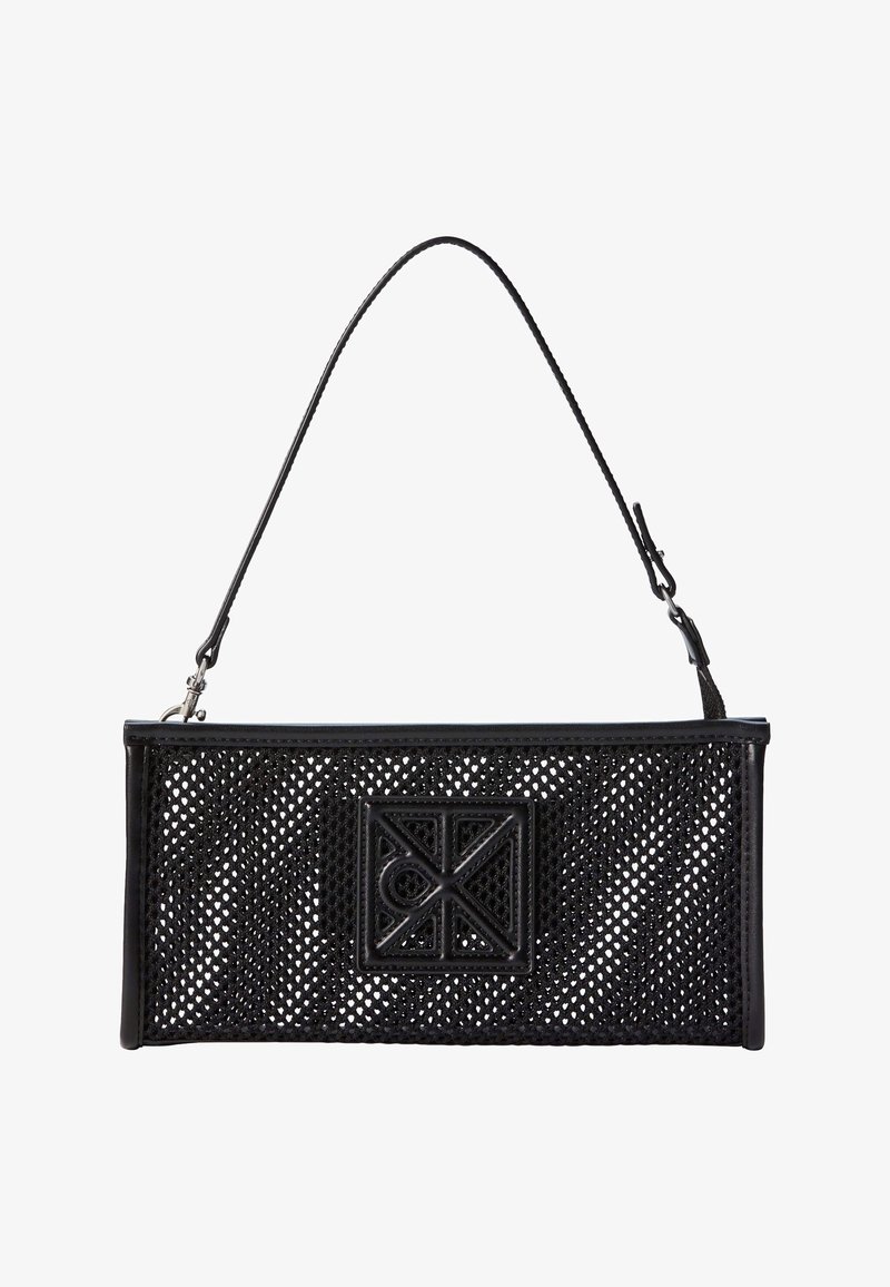 Μαύρη ορθογώνια τσάντα από δίχτυ με αποσπώμενο λεπτό λουρί και ένα γεωμετρικό έμβλημα στο κέντρο του μπροστινού μέρους.