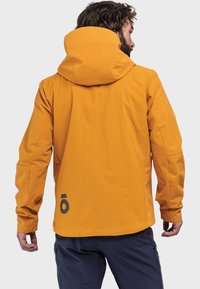 Orange wasserdichte Jacke mit Kapuze, glatt in der Textur, langen Ärmeln und einem grauen Logo am unteren Rücken.