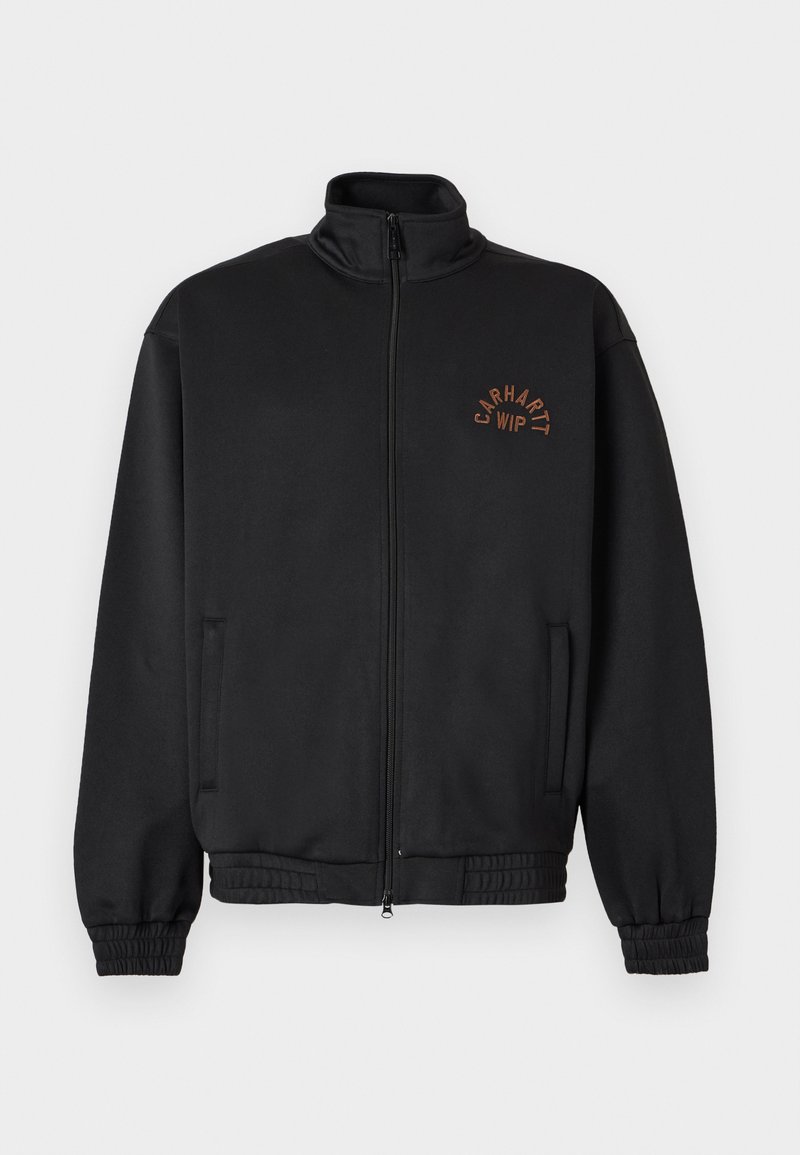 Zwarte jas met ritssluiting, hoge kraag, elastische manchetten en bruine "Carhartt WIP"-logo op de linkerborst.
