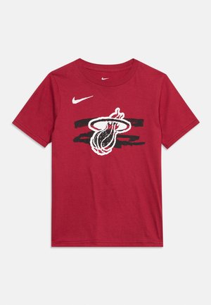Raudonas Nike marškinėlis su dėvėtu Miami Heat krepšinio logotipu ir baltu Nike ženkliuku viršutiniame kairiajame krūtinės kampe.