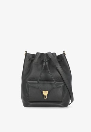 Borsa a secchiello in pelle nera con rifinitura testurizzata, chiusura con cordoncino, tasca frontale con chiusura in ottone dorato e lunga tracolla.