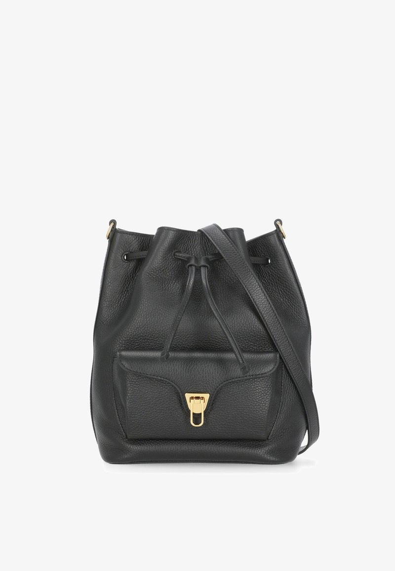 Borsa a secchiello in pelle nera con rifinitura testurizzata, chiusura con cordoncino, tasca frontale con chiusura in ottone dorato e lunga tracolla.