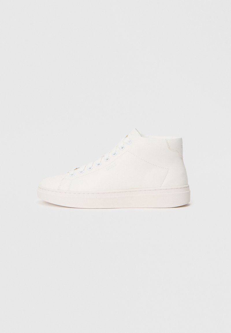 Baskets montantes en cuir blanc avec lacets blancs et semelle en caoutchouc, vues de la face extérieure sur un fond clair uni.