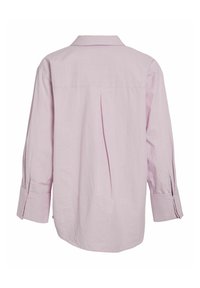 Šviesiai rožinė ilgos rankovės marškinėliai su apykakle, turintys raukšlę nugaroje, mygtukus rankogaliuose ir minkštą, tekstūruotą audinį.