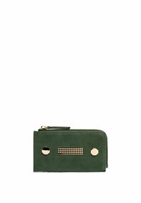 Groene leren portemonnee met een ritssluiting, voorzien van gouden accenten, een gestructureerde strook in het midden en twee geometrische studs aan de voorkant.