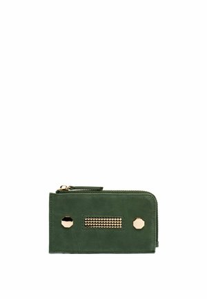 Portefeuille en cuir vert avec une fermeture éclair, présentant des accents dorés, une bande texturée au centre et deux clous géométriques à l'avant.