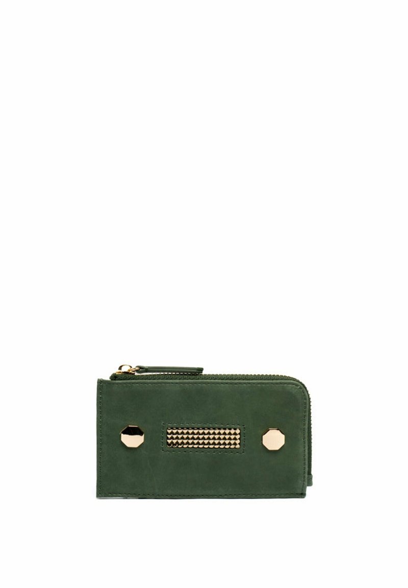 Groene leren portemonnee met een ritssluiting, voorzien van gouden accenten, een gestructureerde strook in het midden en twee geometrische studs aan de voorkant.