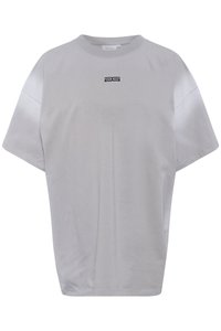 T-shirt grigio chiaro a maniche corte con collo rotondo, vestibilità ampia e un piccolo logo nero sulla parte anteriore. Tessuto in cotone liscio.
