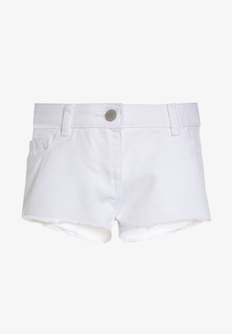 Shorts en denim blanc avec un ourlet effiloché, un bouton à l'avant, deux poches latérales et une texture lisse. Coupe classique avec une taille ajustée.