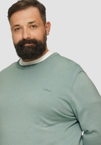 s.Oliver MIT CREWNECK - Trui - salbeigrün